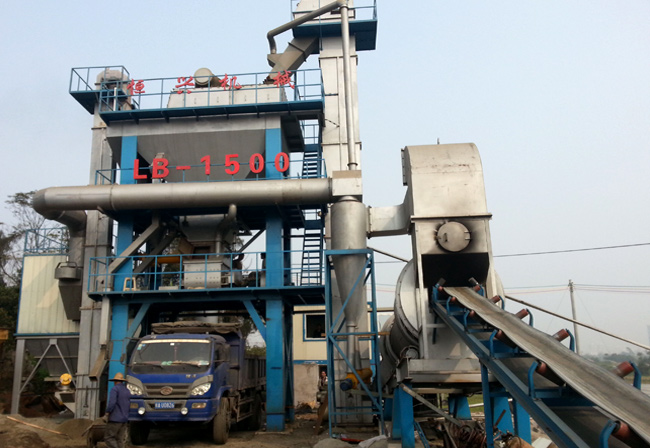 海南LB-1500瀝青(qīng)混凝土攪拌(bàn)站設備現場(chǎng)