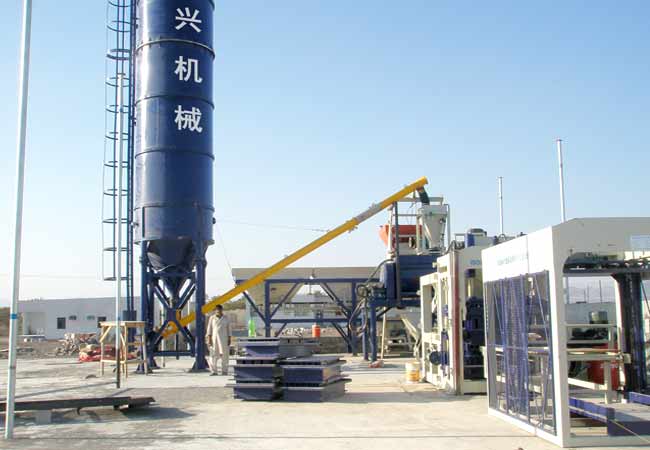 沙特阿(ā)拉伯6型砌塊(kuai)成型機客戶(hu)現場