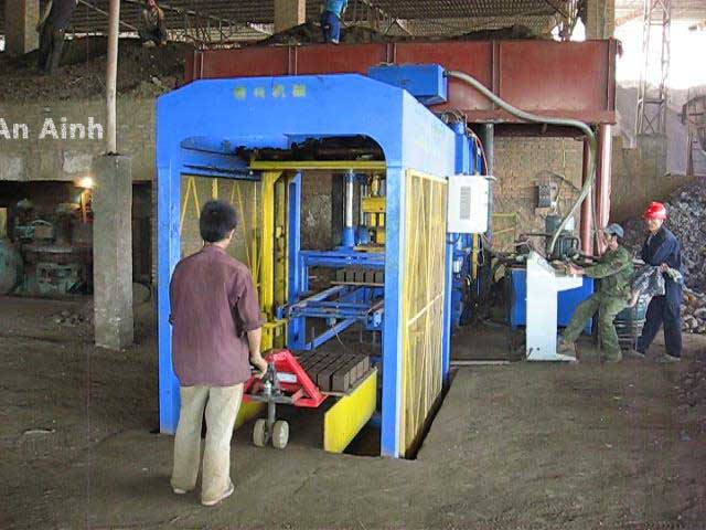 越南(nan)礦粉靜壓機(jī)客戶