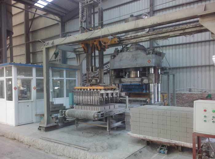 貴州(zhou)畢節灰砂磚(zhuan)設備靜壓磚(zhuān)機客戶現場(chang)
