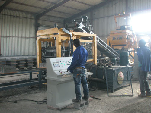 混凝土砌塊(kuai)成型機要經常(chang)檢查哪些部位(wèi)确保磚機正常(cháng)使用