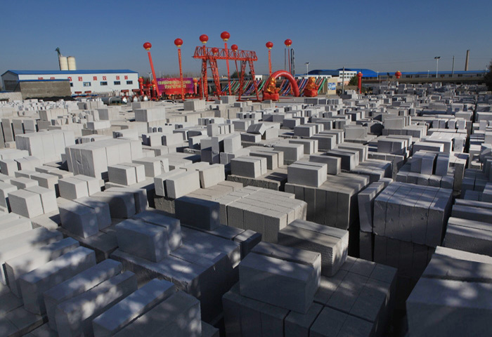 水泥磚機(ji)上成品磚的吹掃(sǎo)和養護裝置改良(liang)後可提高磚質量(liang)