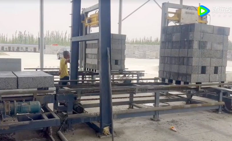 自保(bao)溫砌塊碼垛機