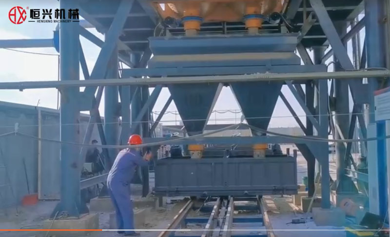 自保溫發泡磚生(shēng)産線雙工位澆注(zhù)新疆客戶現場